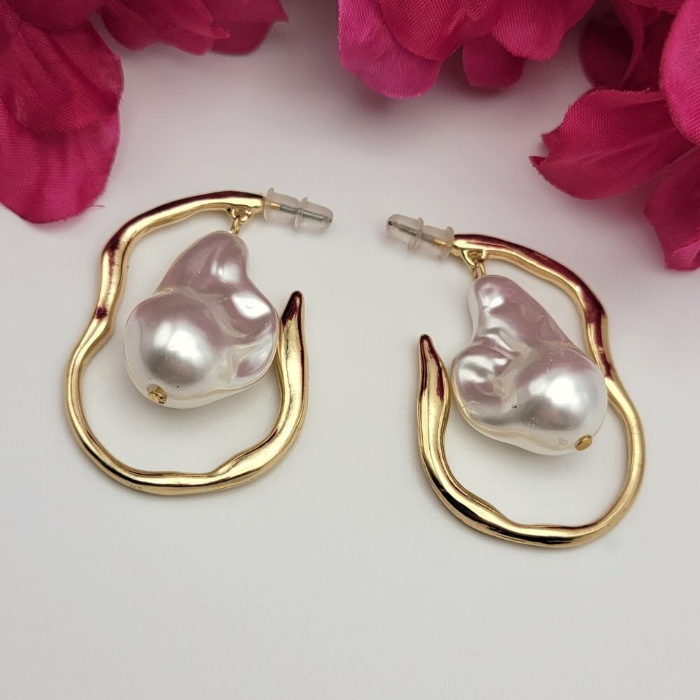 Modernist White Faux Baroque Pearl Gold Tone Asymmetrical Hoop Earrings 1.75 In